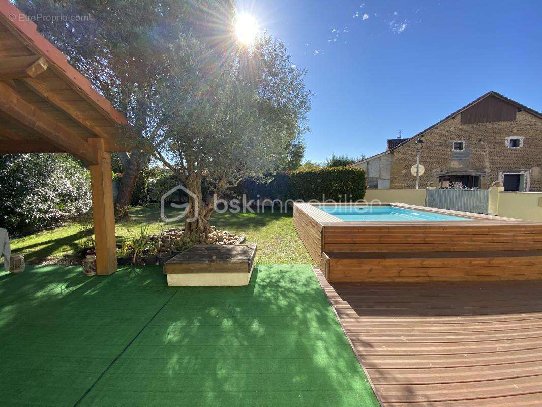 Maison à VILLECOMTAL-SUR-ARROS