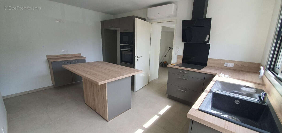 Maison à SAINT-LAURENT-DE-LA-PREE