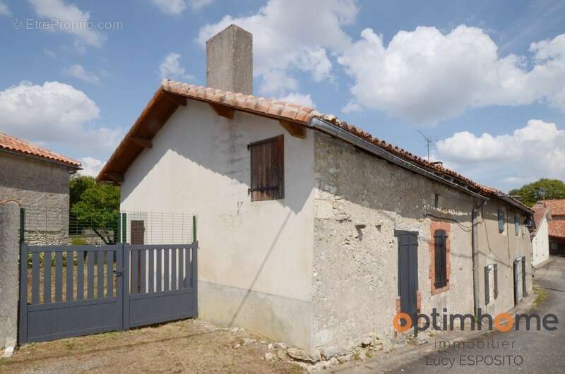  Charmante maison en pierre avec dépendance à rénover – Cœur de Saint-Laurent-de-Céris (Charente)  - photo 36
