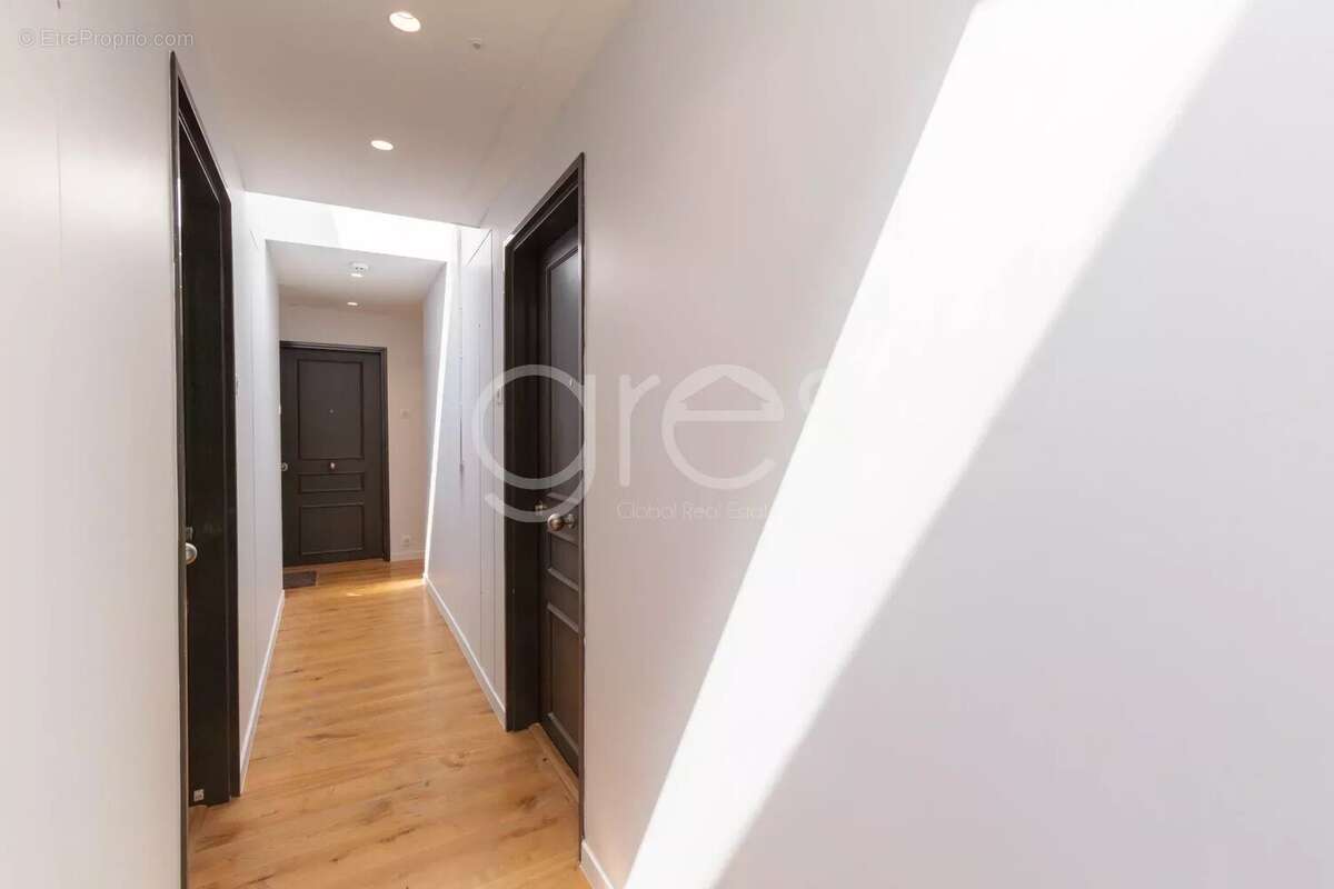75008 paris triangle d’or / marbeuf. vente studio investissement. - photo 13