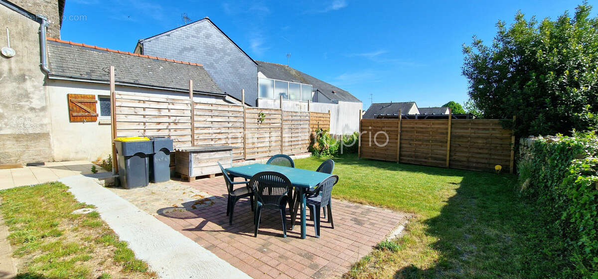 Maison à BECON-LES-GRANITS