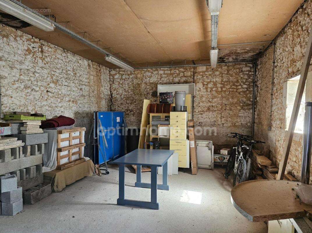 Maison charentaise de 232 m², 6 chambres, un bureau, piscine et un garage de 90 m² - LINARS (16) - photo 19