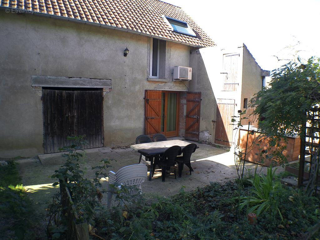 Maison à SAINT-REMY-EN-ROLLAT