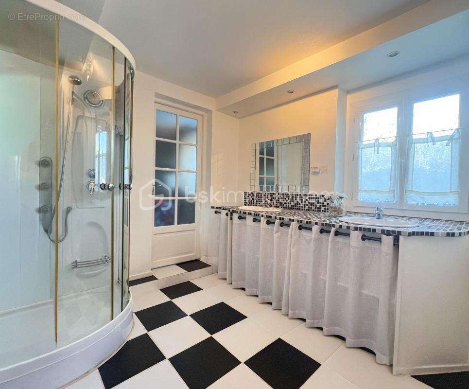 Maison à SAINT-HILAIRE-DE-BRETHMAS