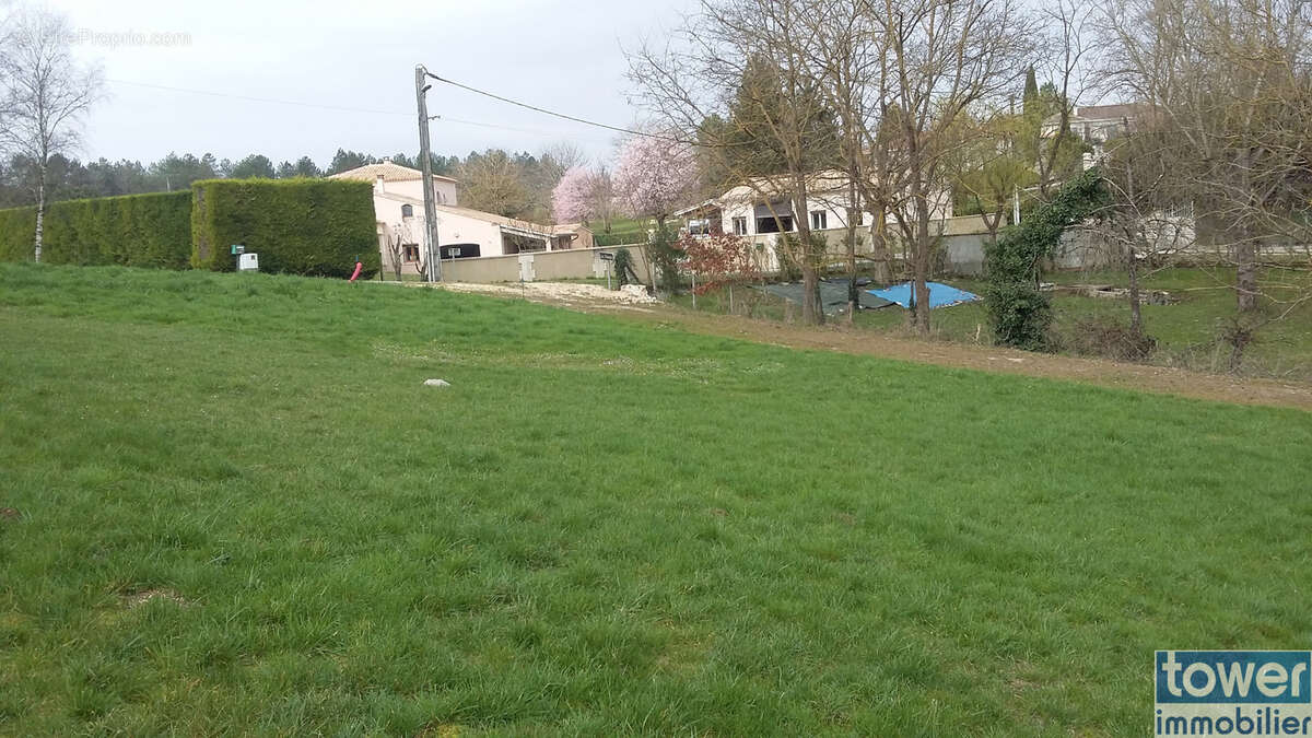 Terrain à GARAT