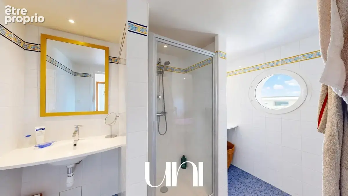 Maison 8 pièces de 170 m2- DONVILLE LES BAINS - photo 19