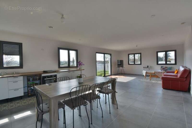 Maison à SAINT-MEDARD-DE-GUIZIERES