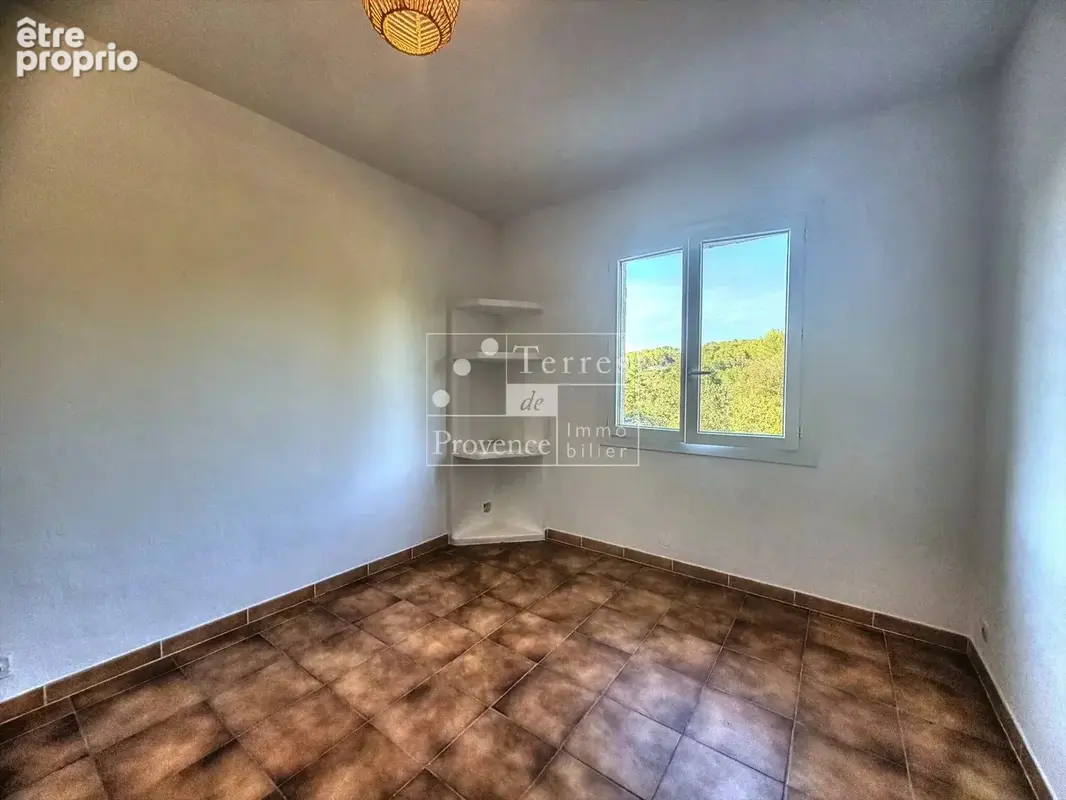 LORGUES – Maison de maçon sur 7500 m² de terrain avec grande piscine - photo 10