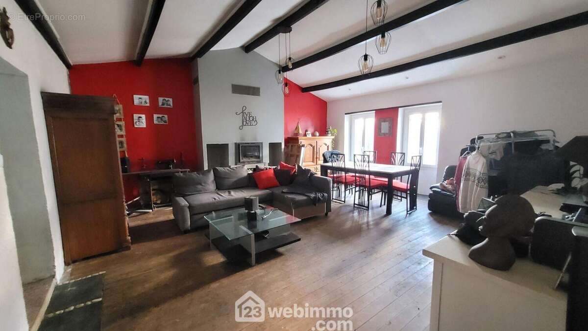 Une pièce de vie agréable avec aussi sa cheminée insert - Maison à LE BERNARD