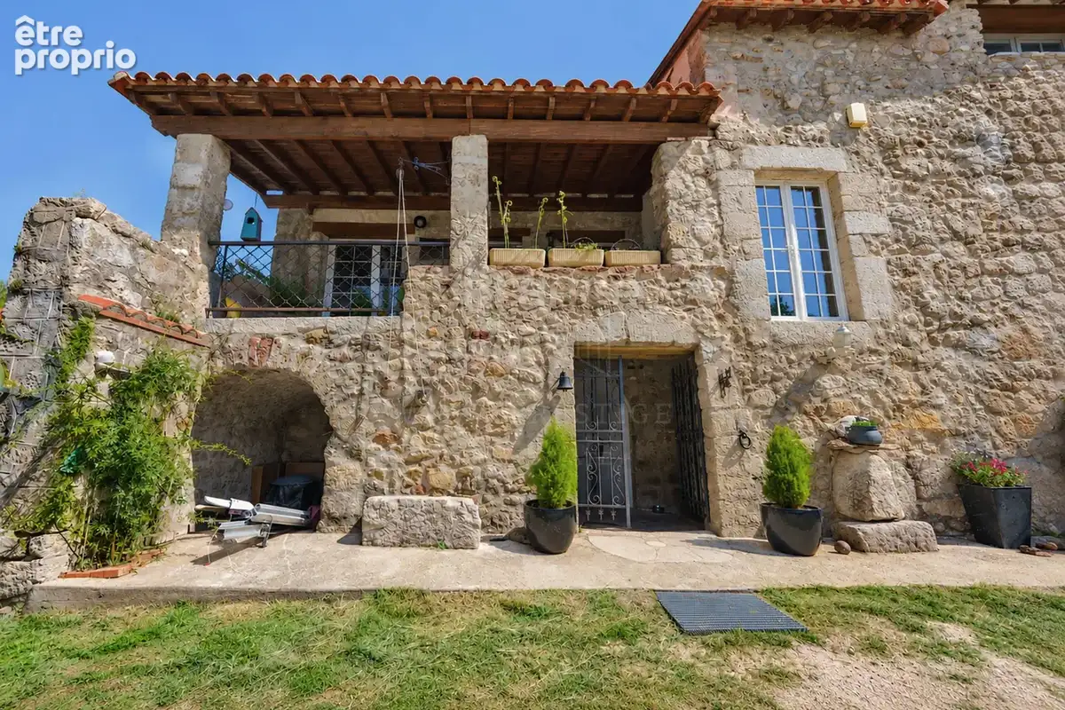 Propriété de caractère sur 4,5 hectares avec rivière, sources - photo 3