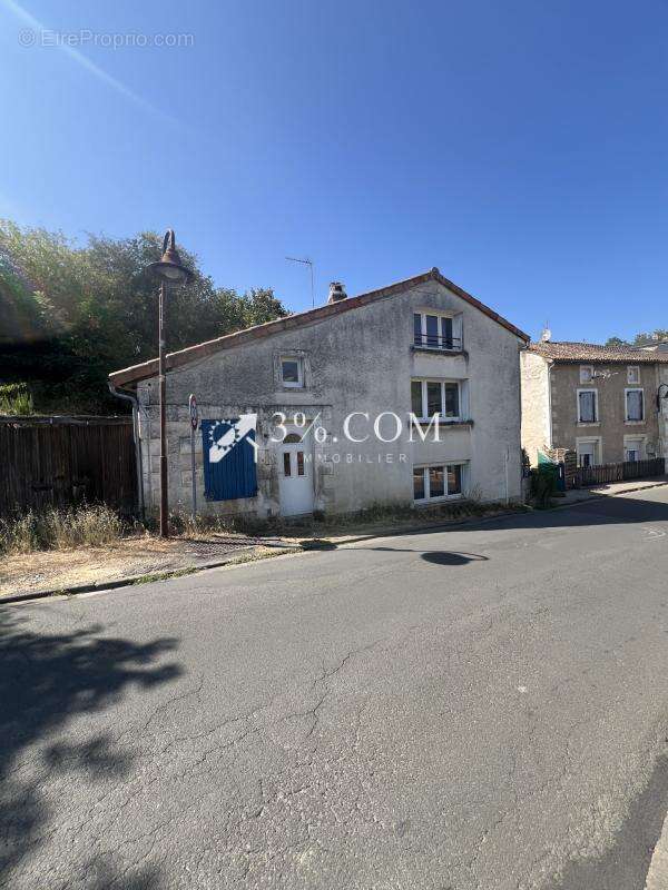 3%. com immobilier à  iteuil - photo 2