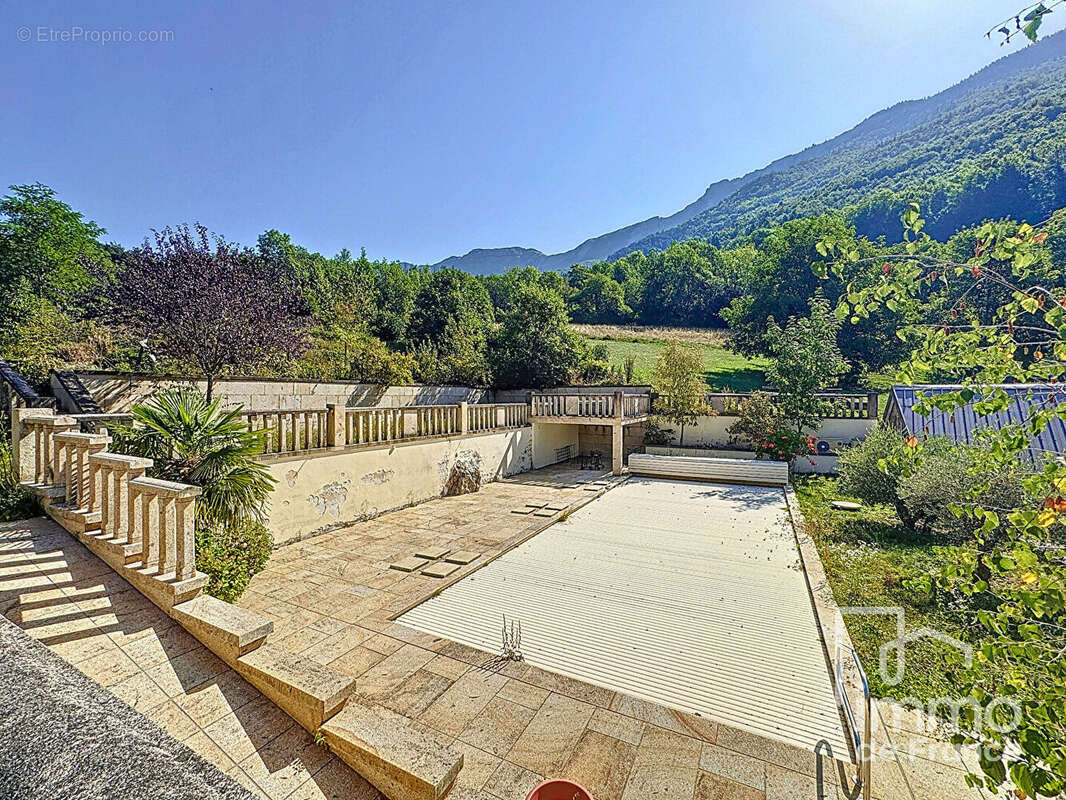 Maison à CHEZERY-FORENS