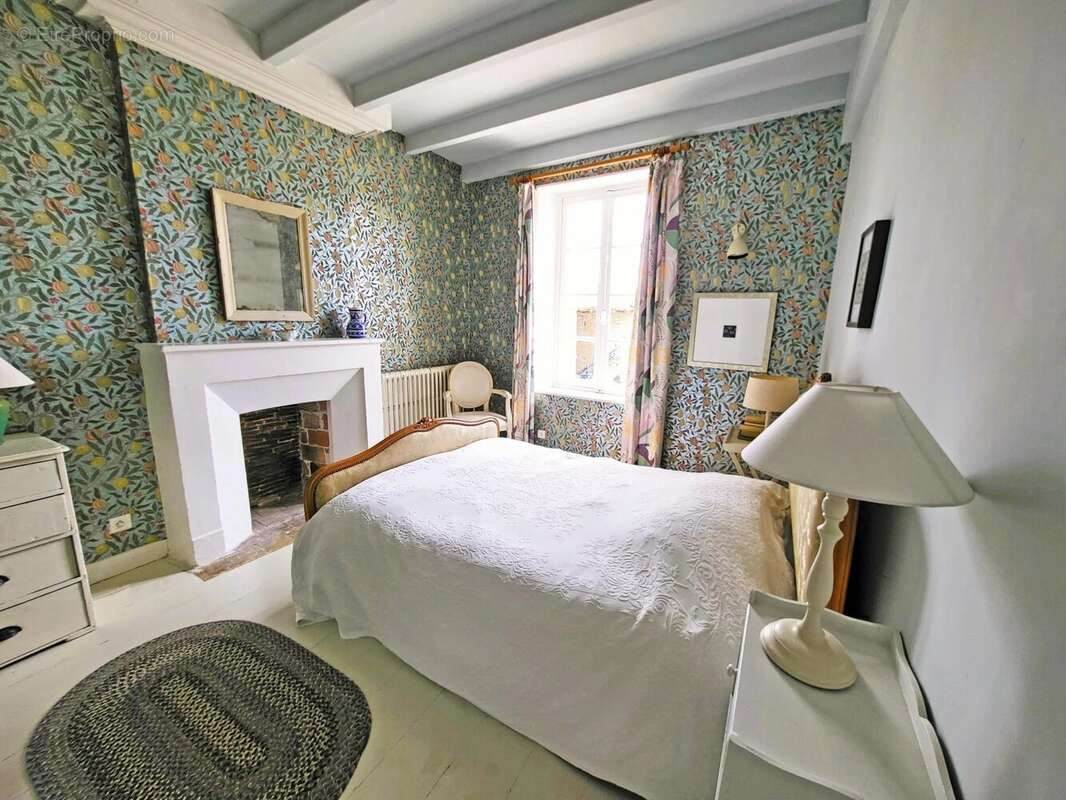 Maison à NEUVICQ-LE-CHATEAU