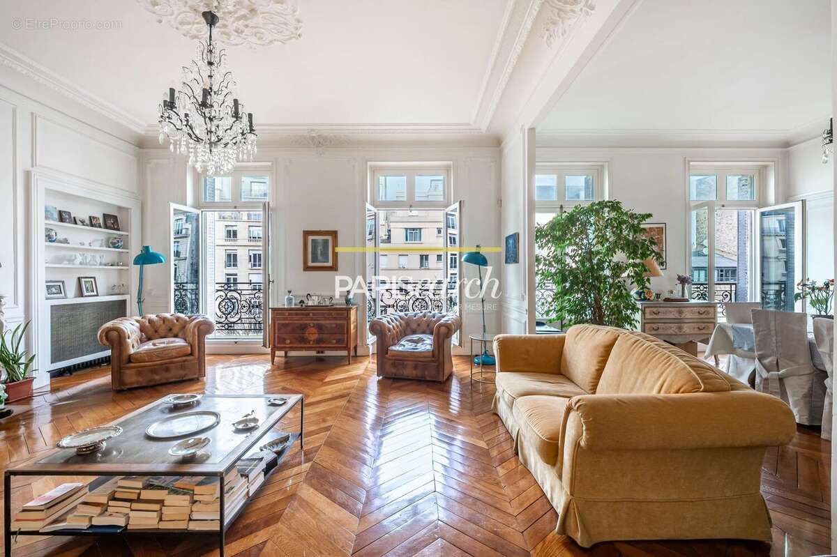 Appartement à PARIS-8E