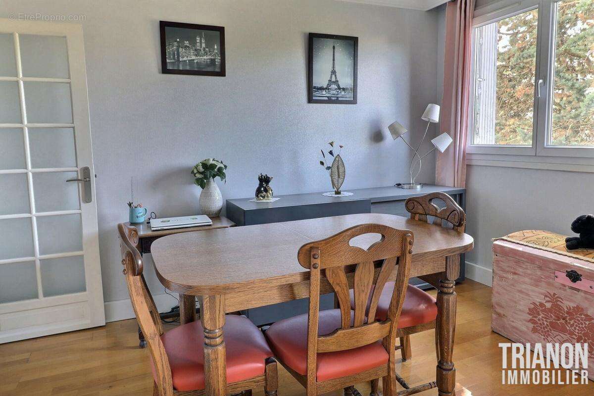 Appartement à LES CLAYES-SOUS-BOIS