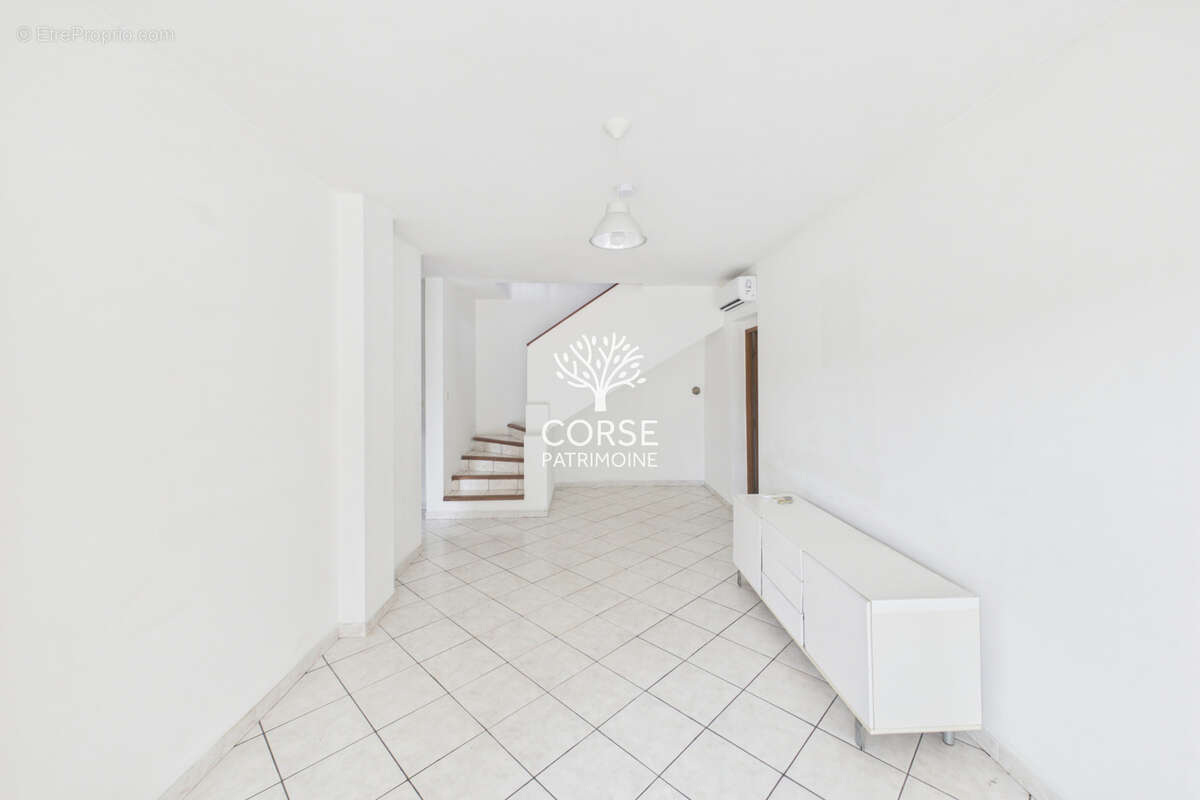 Maison avec appartement indépendant sur terrain piscinable et constructible - photo 7