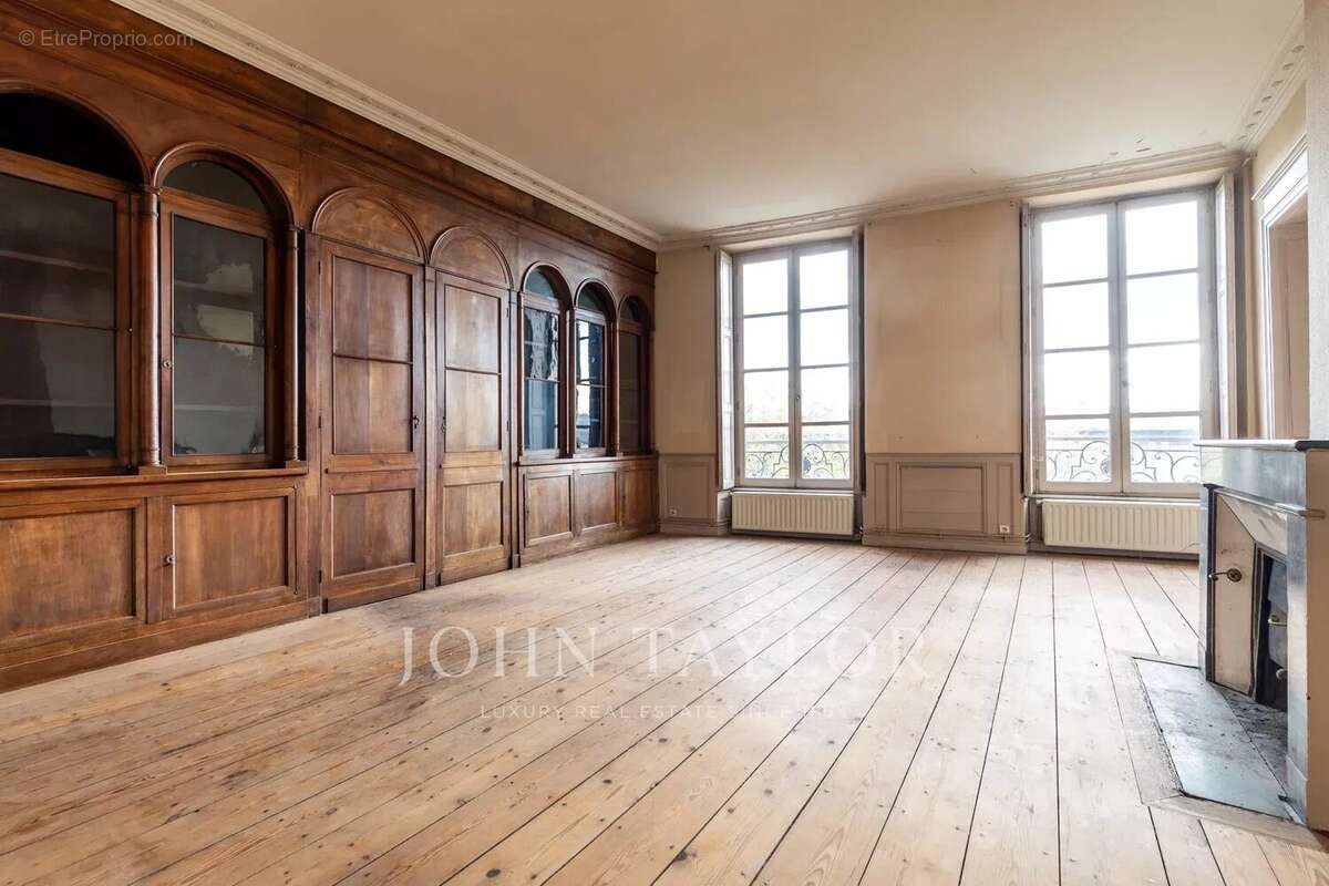 Appartement à rénover lumineux aux volumes généreux - Chartrons - John Taylor Bordeaux - photo 2