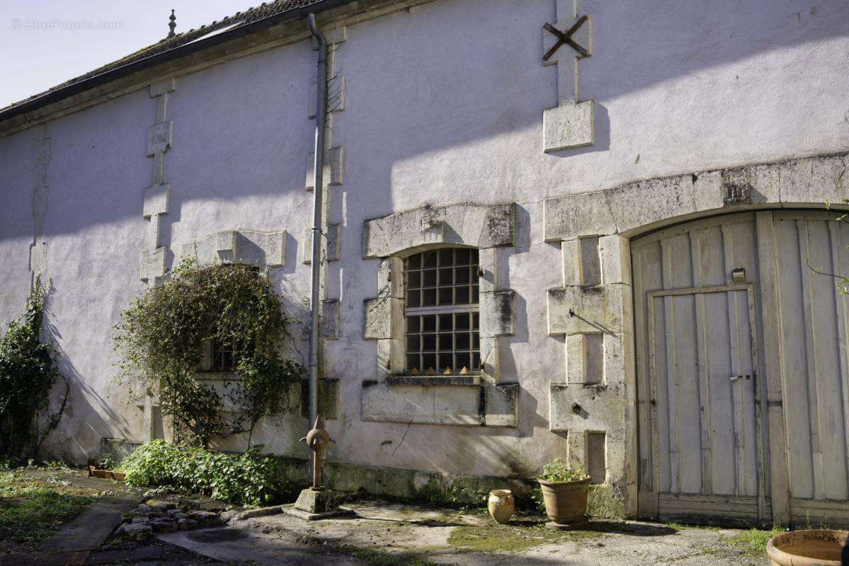 Maison à SAINT-JEAN-D'ANGELY