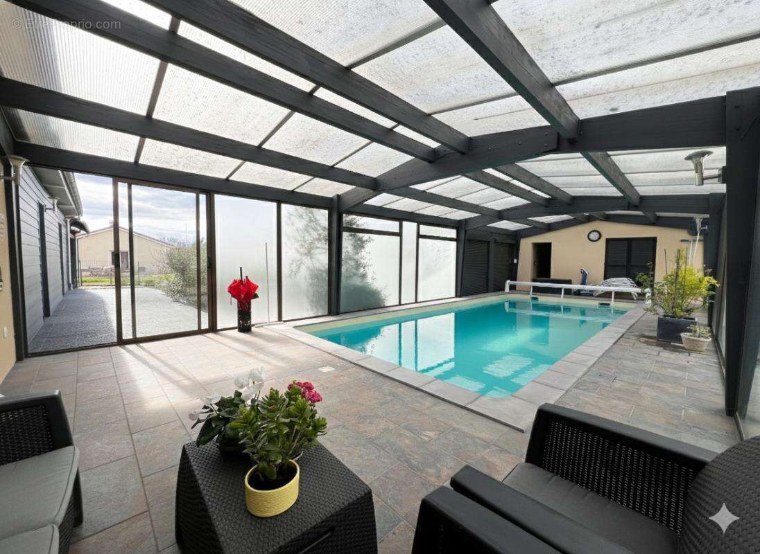 Maison rénovée avec jardin et piscine - photo 2