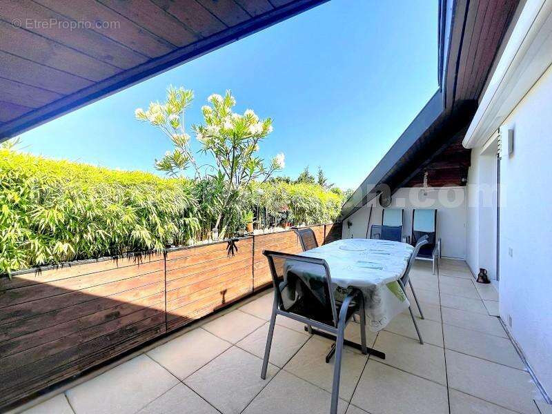 Appartement_T4_Gaillard_belle_superficie_prix_frontière_Suisse_direction_GENEVE_autoroutes_investissement_locatif_vente_vue_séjour_salon - Appartement à GAILLARD