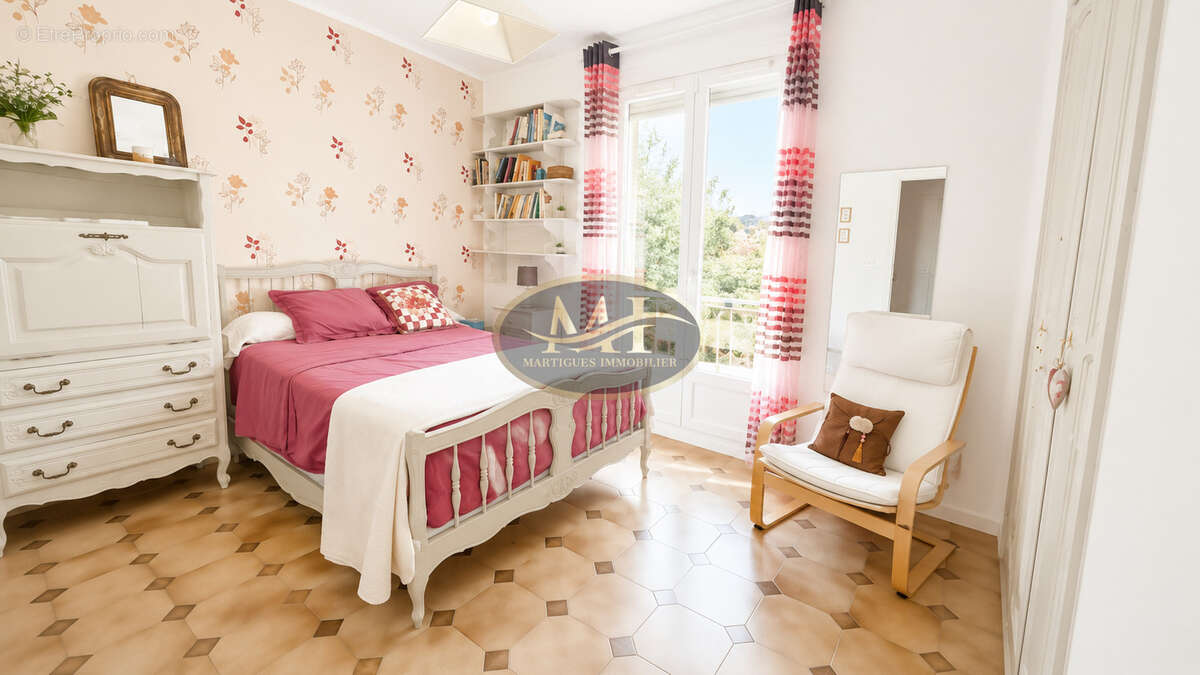 Maison familiale T5   134,5 m2   Dépendance / Studio - Martigues - photo 11