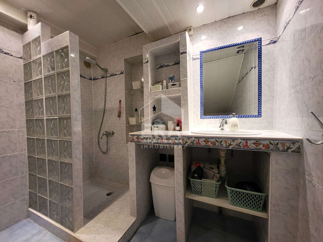 Maison à SAINT-MITRE-LES-REMPARTS