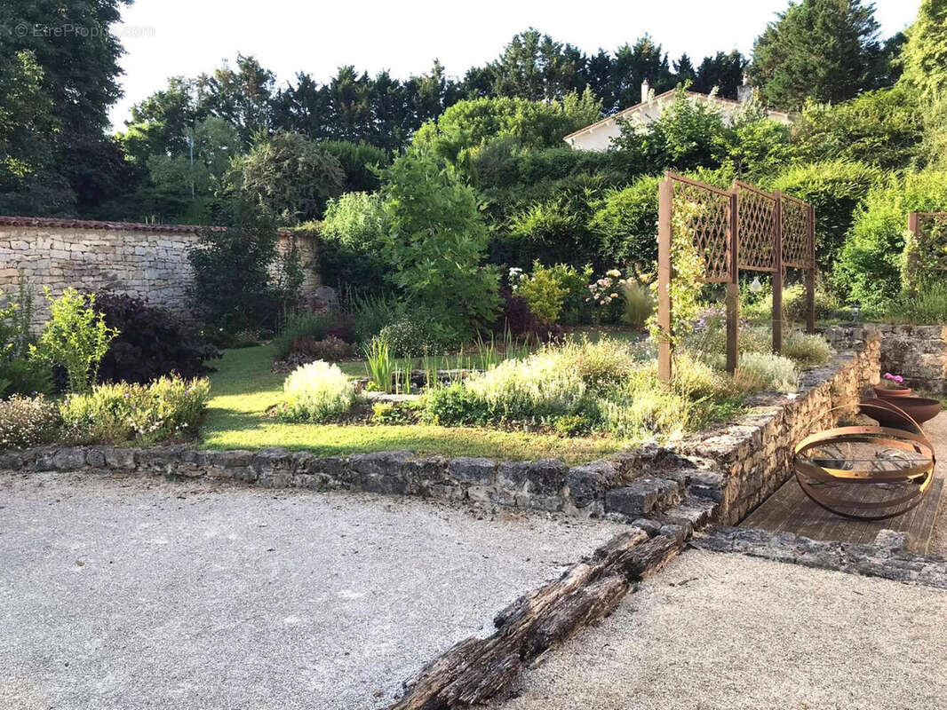 Près de Verteuil-sur Charente, Charmante Maison de Village Indépendante en Pierre, Vue, Superbes Jardins Champêtres - photo 6