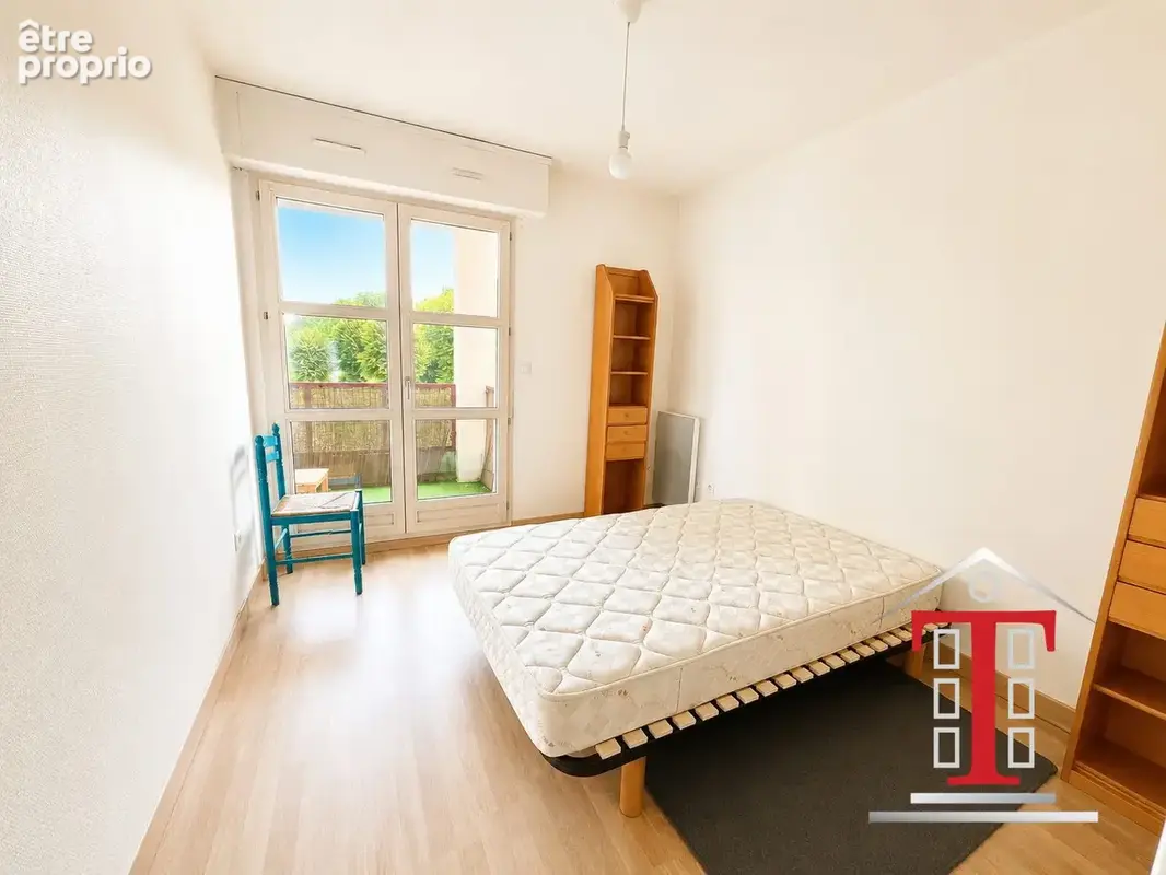 Chambre donnant sur balcon