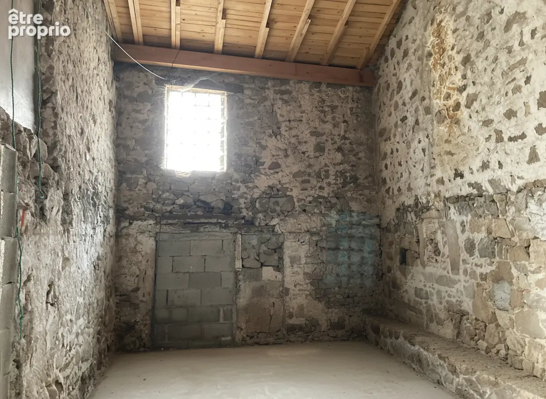 Montagny plein centre, bâtisse en pierres - photo 3