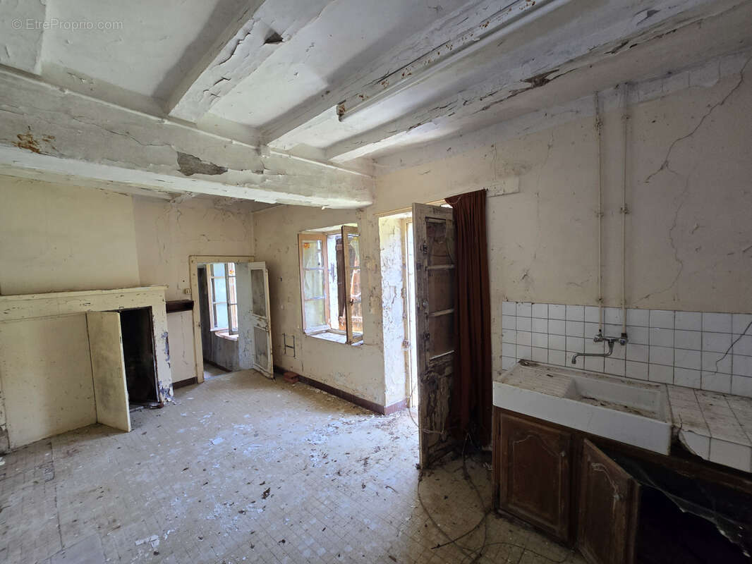 Maison à AZAY-LE-FERRON