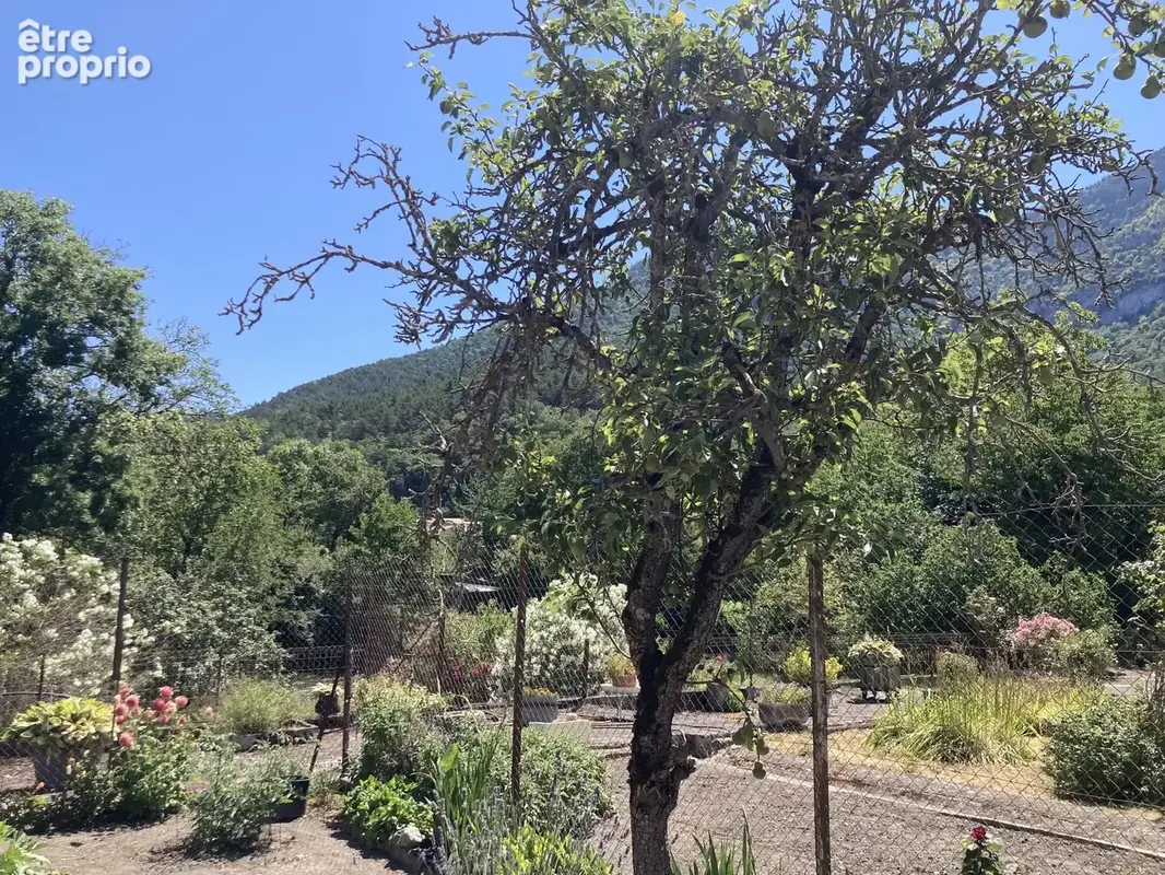 Propriété exceptionnelle en bord de rivière avec 3 appartements, grands garages et magnifique jardin à Axat - photo 40