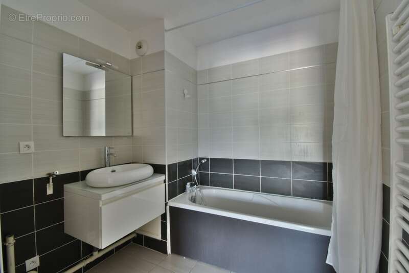 Saint-André-lez-Lille (Quartier Ouest) – T2 de 47 m² avec balcon, ascenseur et parking privatif - photo 7