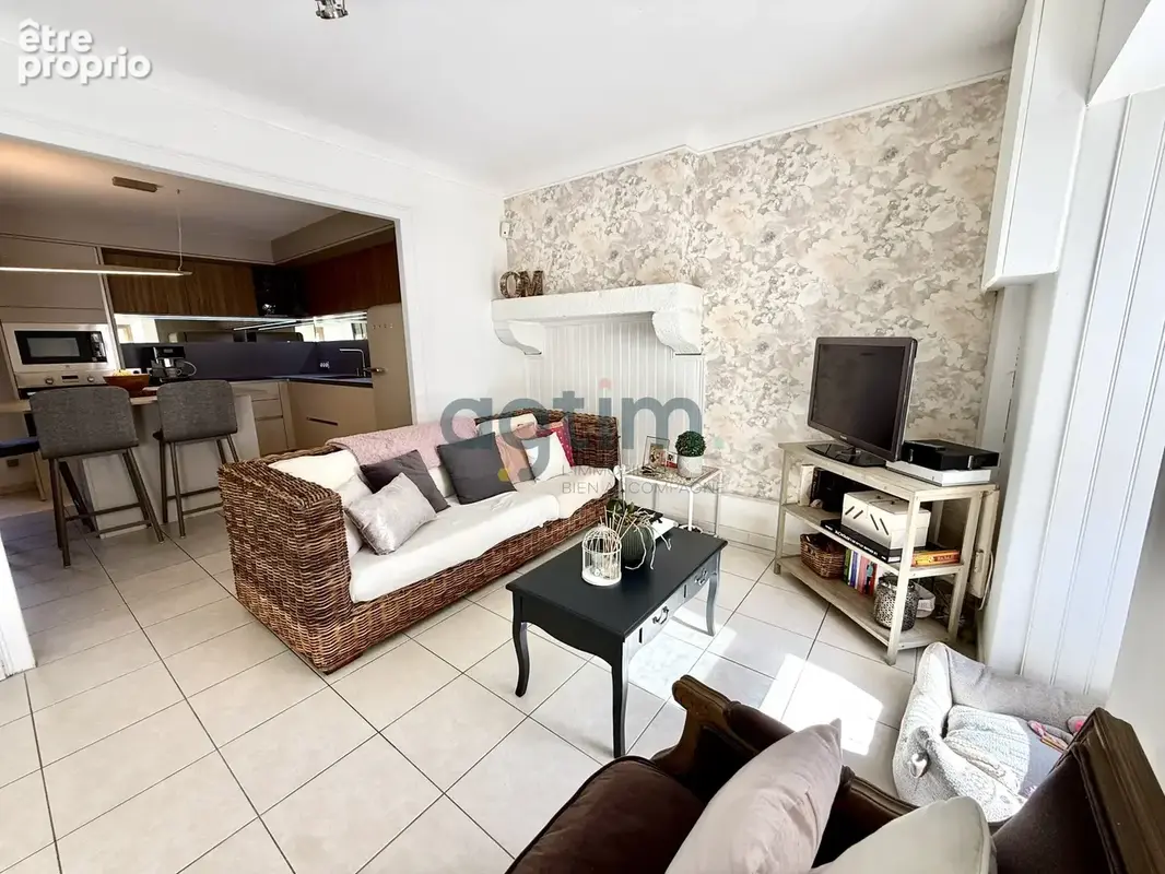 Montaigu, centre-ville, maison en pierre, 69m2 hab, 2 chambres, terrain et dépendances - photo 4