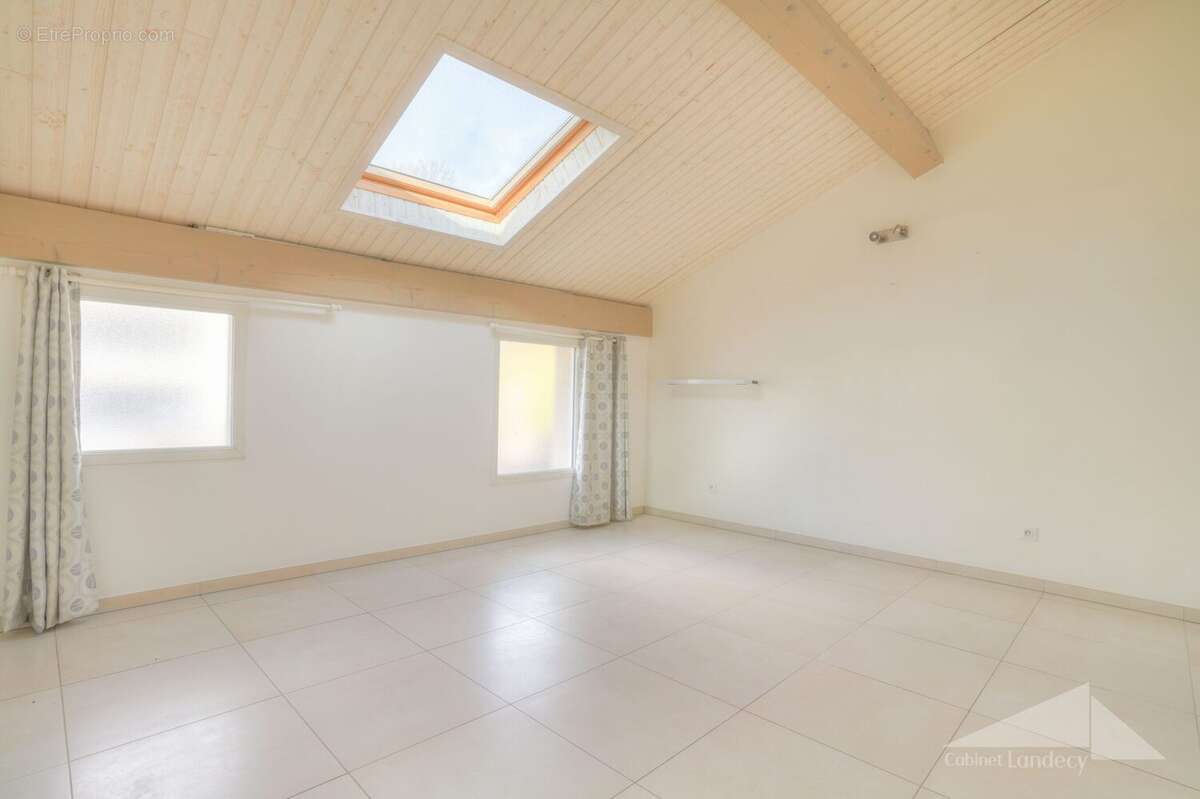 Appartement à SERGY