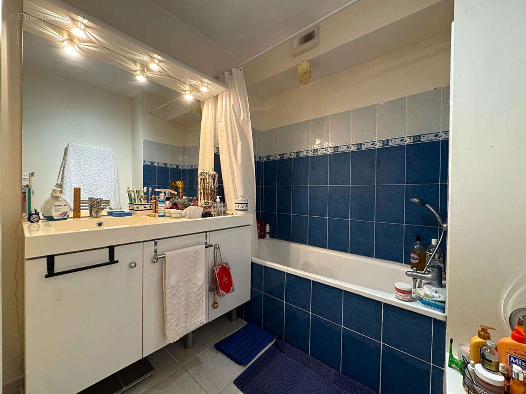 Appartement à BAGNOLS-SUR-CEZE