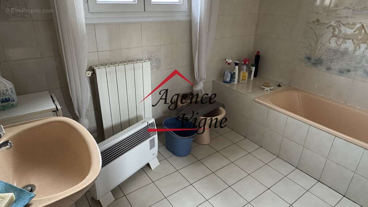 Maison à SAINT-JULIEN-LES-ROSIERS