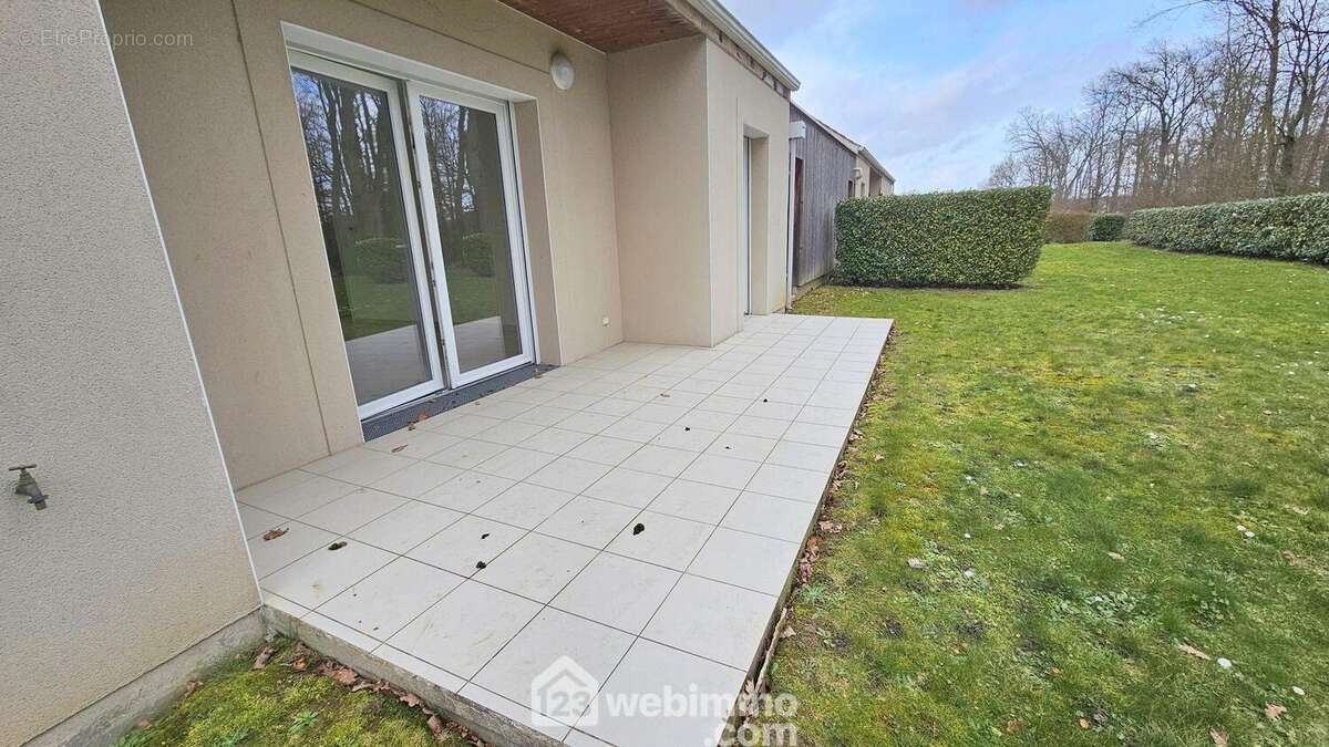 Voici cette terrasse toute carrelée avec une vue sur la forêt. - Maison à PRINGY