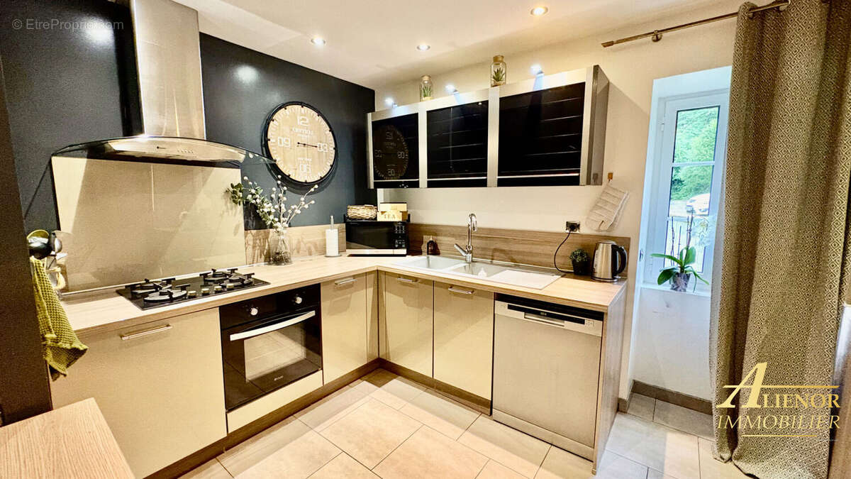 Maison à SAINT-PIERRE-DE-CHIGNAC