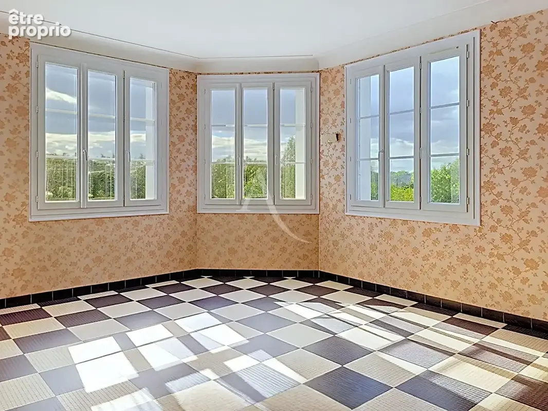 CHEMILLÉ - Maison de plain-pied - 6 chambres - 3 garages - Terrain 1 500 m² - photo 5