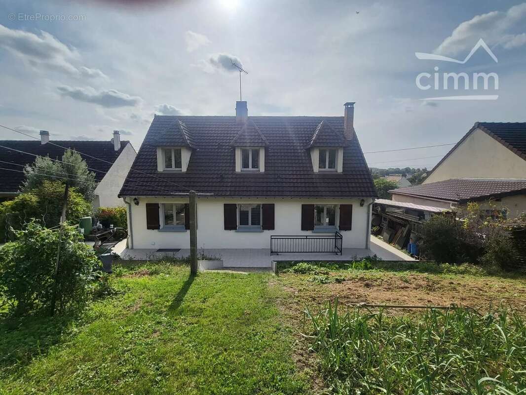 Maison à LE THILLAY