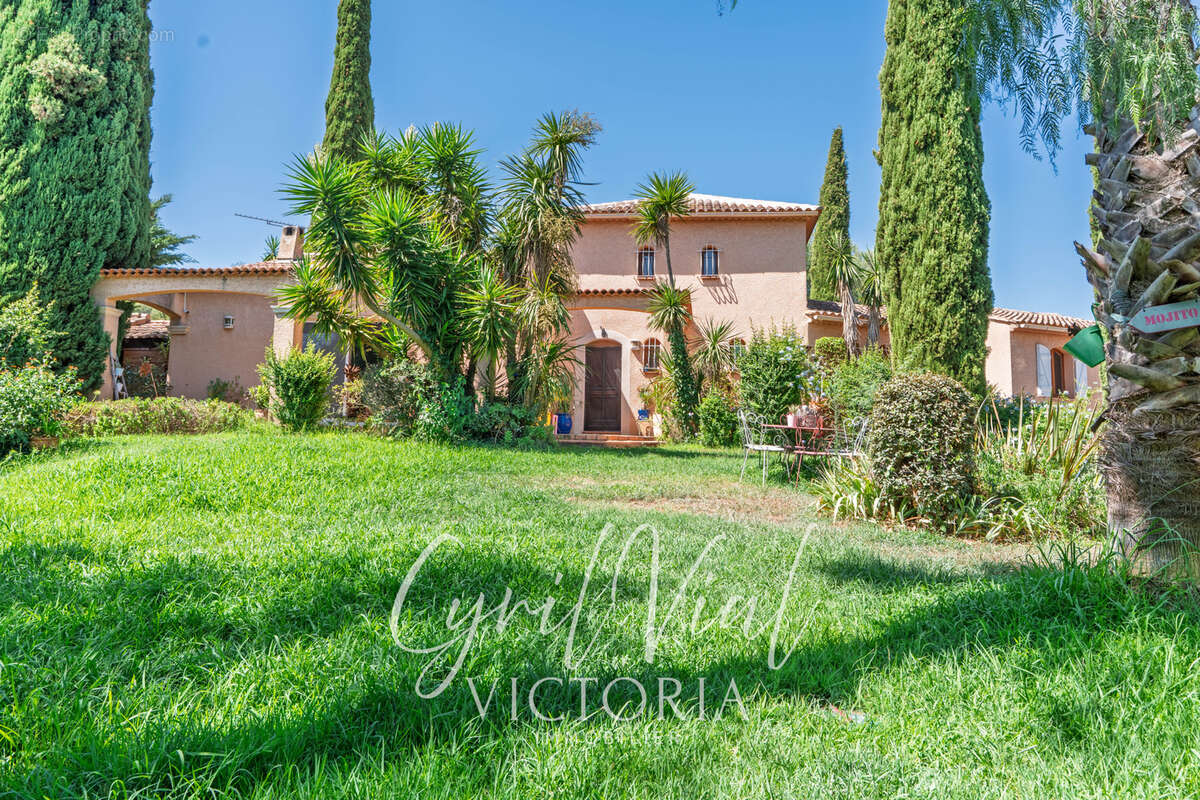 LA LONDE-LES-MAURES  maison familiale avec piscine, pool house et vaste garage - photo 2