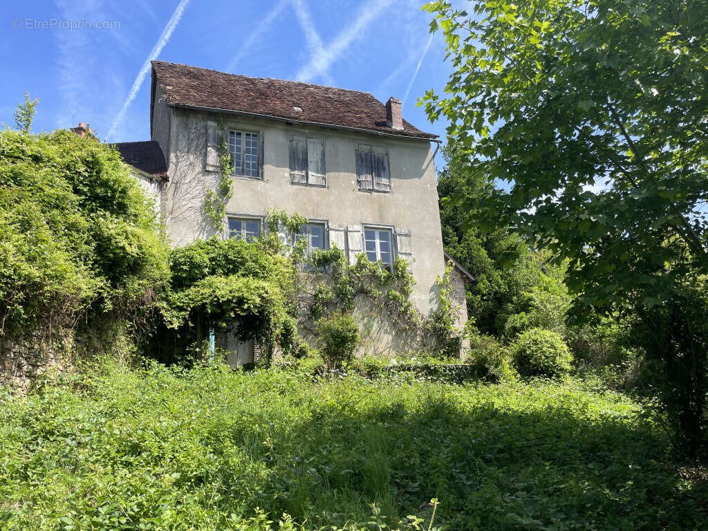 Maison à SEGUR-LE-CHATEAU