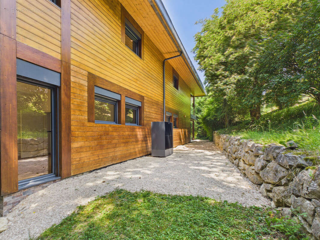 LUCINGES - Maison d'architecte contemporaine de 7 pièces avec piscine. - photo 10