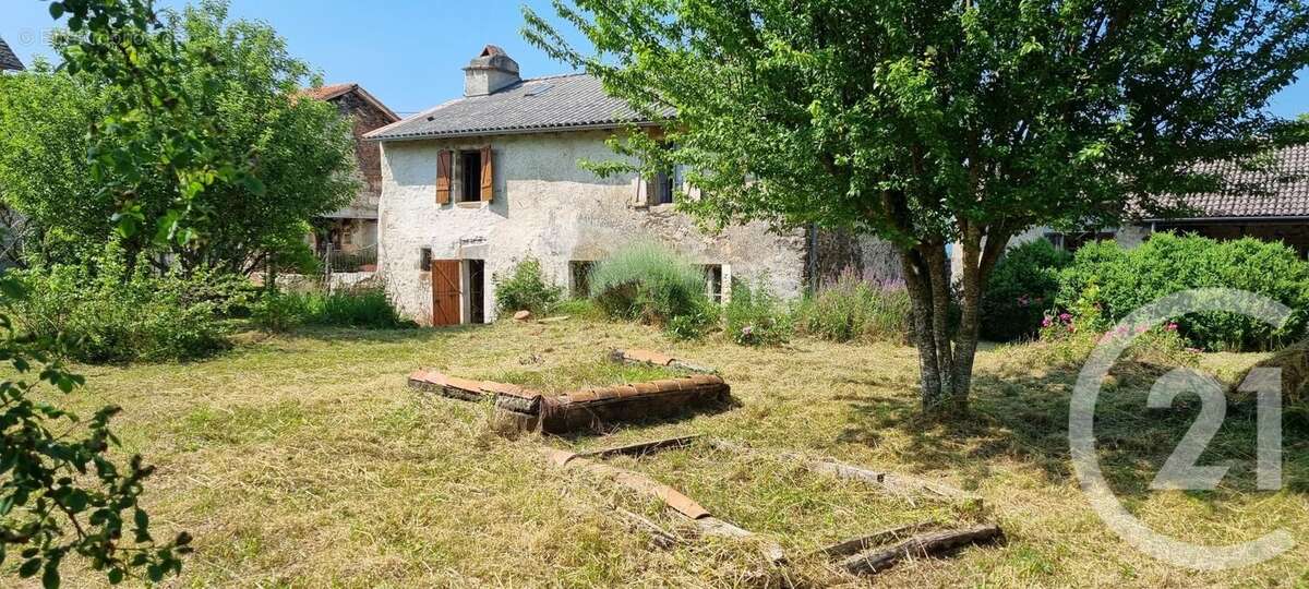 Maison à SAINT-SANTIN-CANTALES