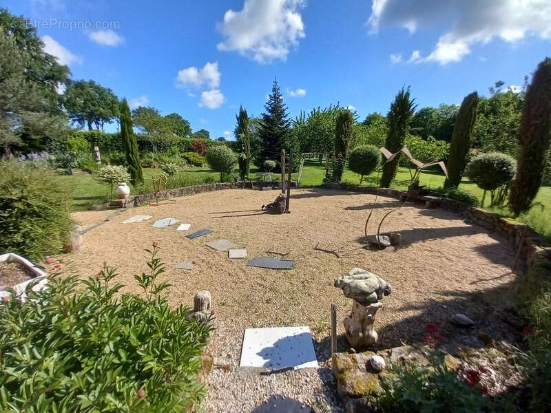 Maison à MONTIGNE-LE-BRILLANT