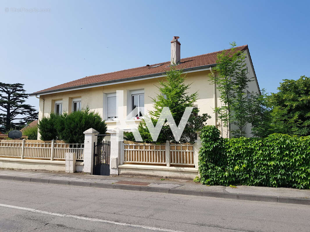 Maison à SAINT-GENEST-LERPT