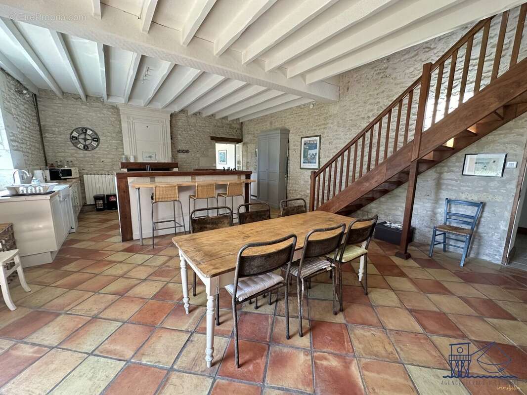 Maison 211 m² à Mortagne-Sur-Gironde  - photo 8