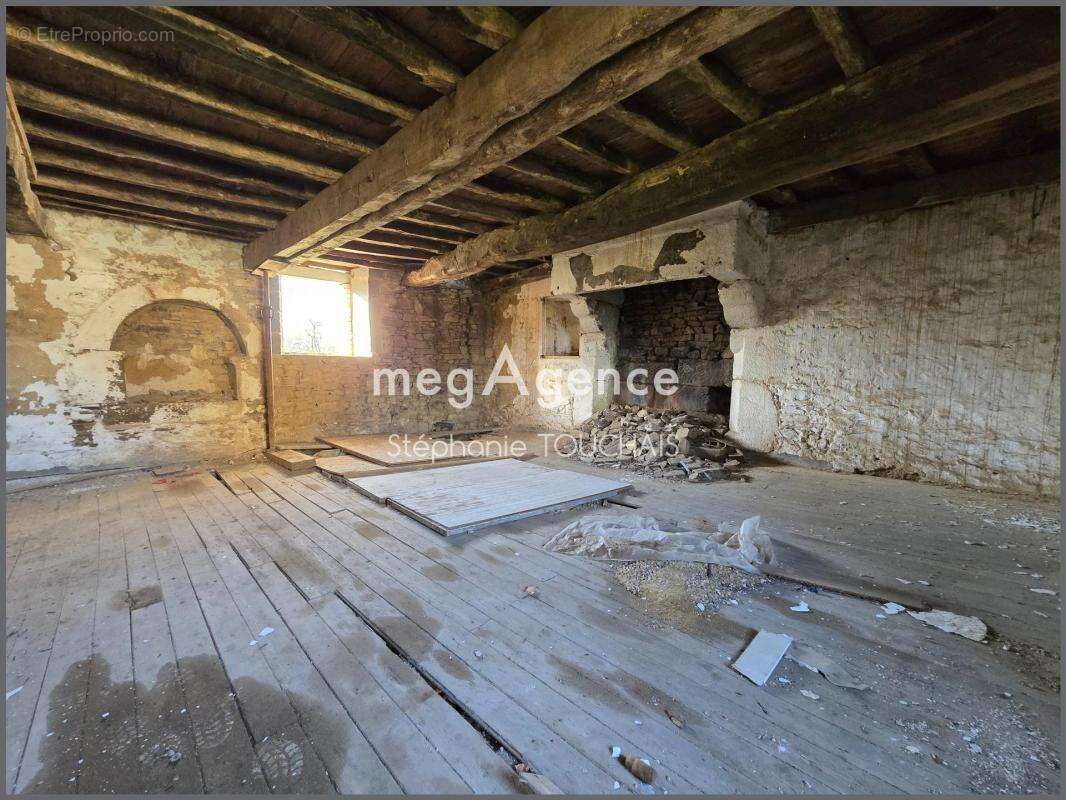 Ancienne bâtisse en pierre à rénover – Grand terrain – Beau potentiel - photo 5