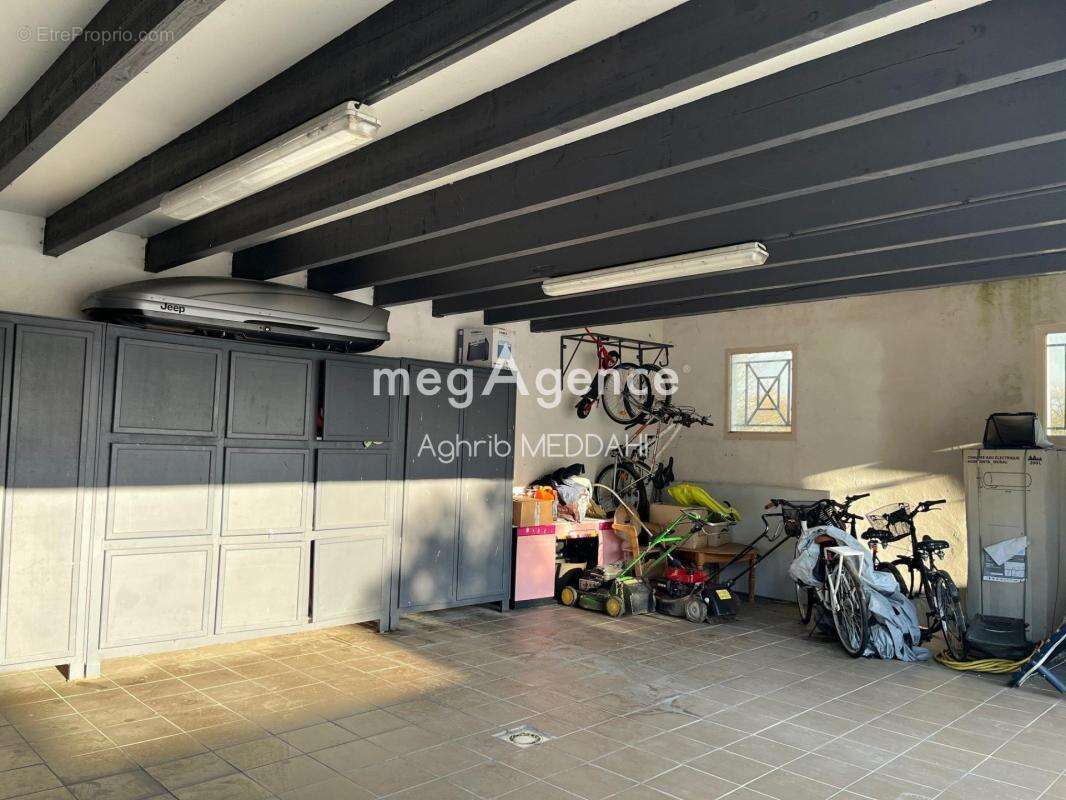 "À 10 minutes des plages de Royan, découvrez une authentique demeure de caractère offrant 6 chambres, piscine, studio indépendan - photo 14