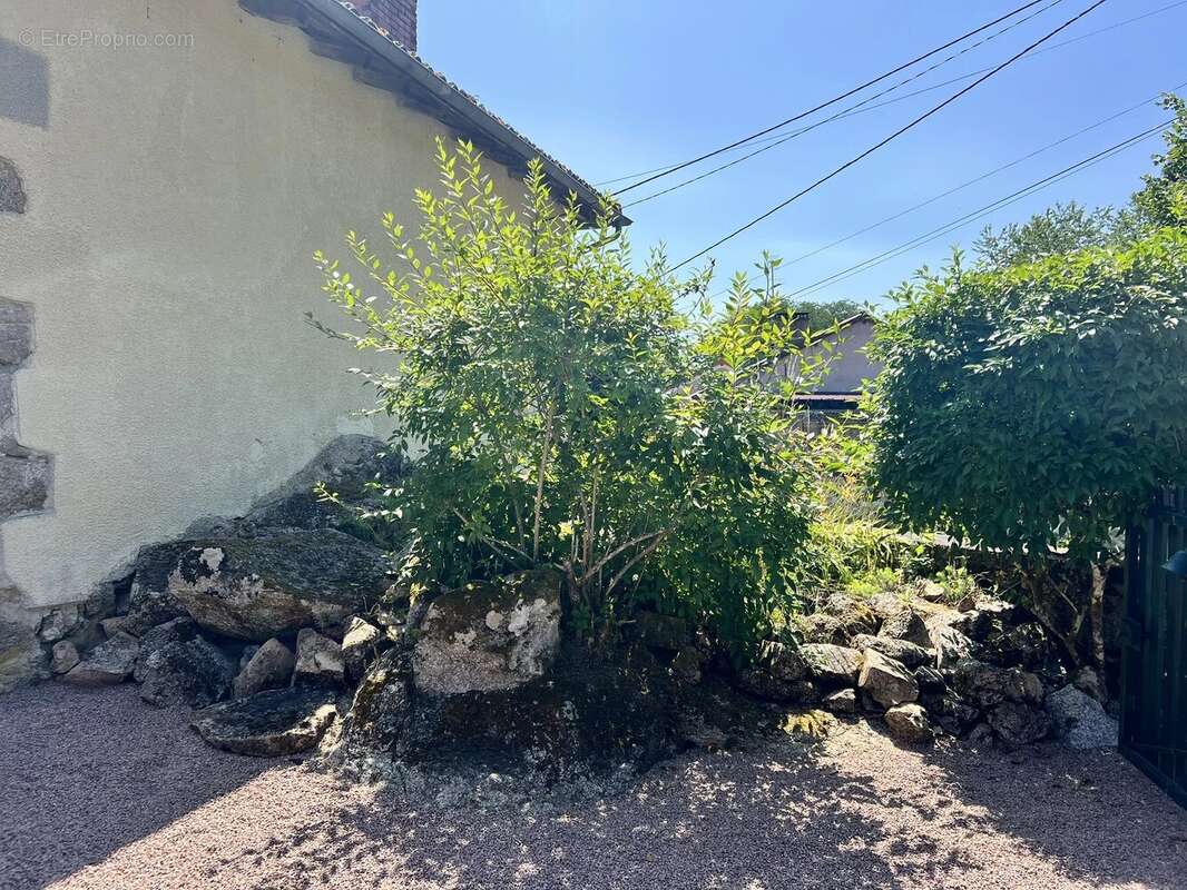 Charmante maison en pierre de deux chambres, granges et jardin - photo 22